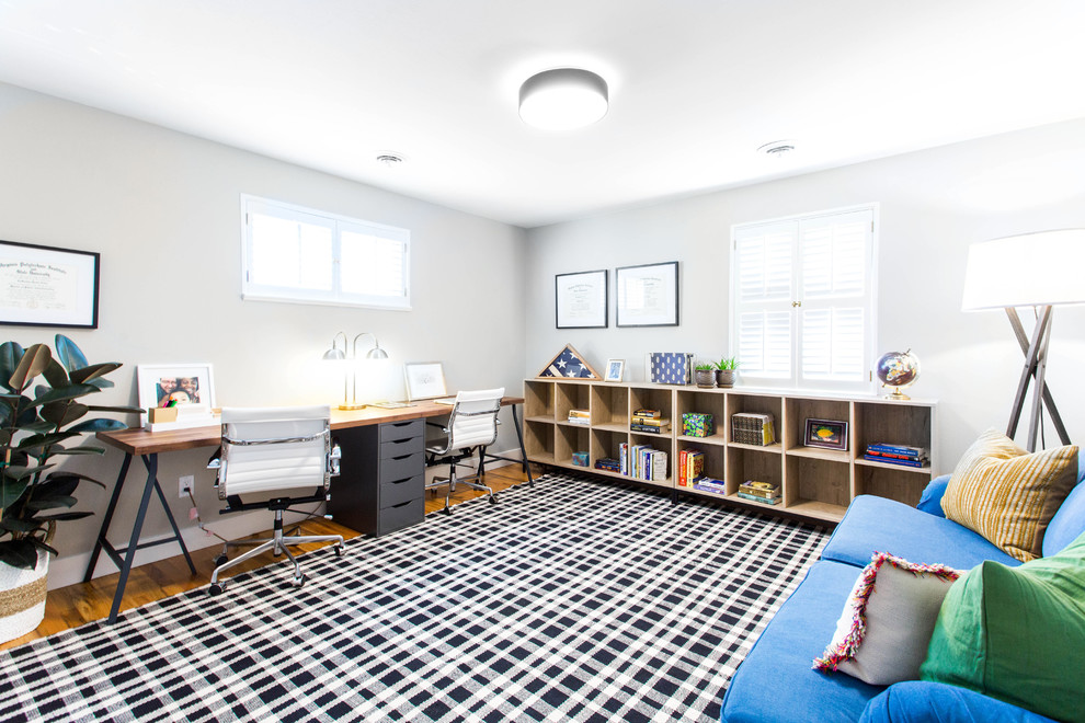 デンバーにあるコンテンポラリースタイルのおしゃれなホームオフィス・書斎 (グレーの壁、無垢フローリング、自立型机、茶色い床) の写真