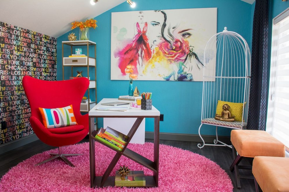 Kleines Modernes Arbeitszimmer mit Studio, blauer Wandfarbe, Vinylboden, freistehendem Schreibtisch und schwarzem Boden in Oklahoma City