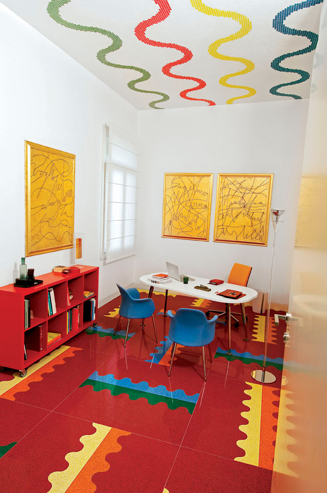 Diseño de despacho moderno grande con paredes blancas, escritorio independiente y suelo multicolor
