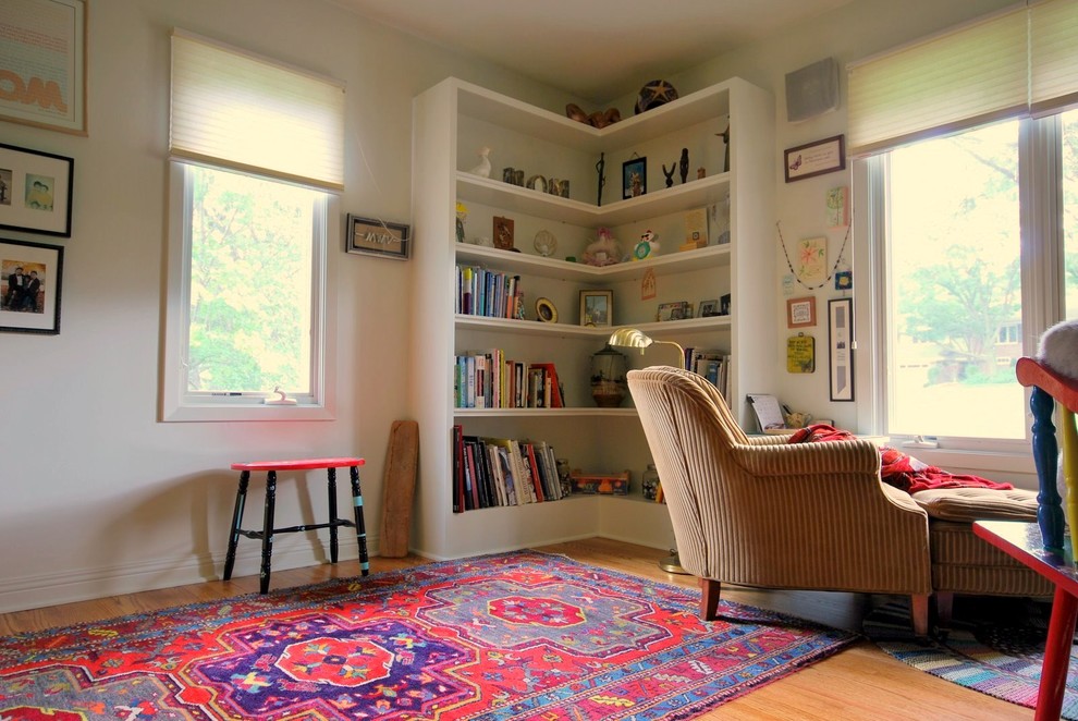 Ejemplo de despacho clásico de tamaño medio con paredes blancas y suelo de madera clara
