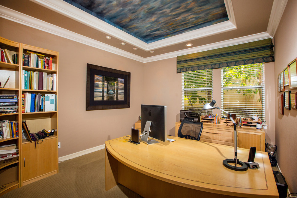 Mittelgroßes Mediterranes Arbeitszimmer ohne Kamin mit beiger Wandfarbe, Teppichboden und freistehendem Schreibtisch in San Diego