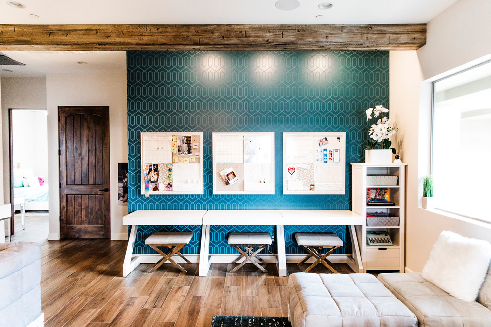 Exemple d'un bureau tendance de taille moyenne avec un mur bleu, un sol en carrelage de porcelaine, aucune cheminée, un bureau indépendant et un sol marron.