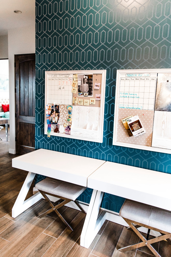 Foto di un ufficio design di medie dimensioni con pareti blu, pavimento in gres porcellanato, nessun camino, scrivania autoportante e pavimento marrone