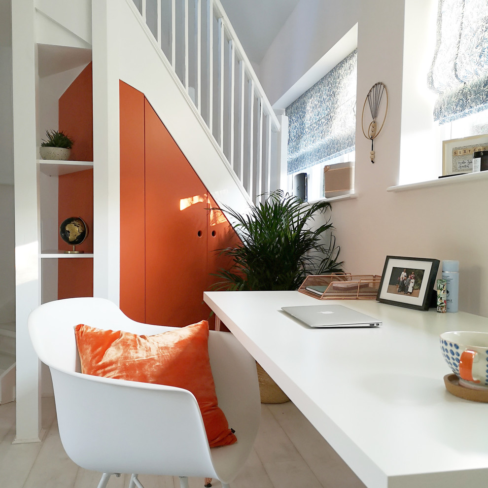 Cette image montre un bureau design de taille moyenne avec un mur blanc, sol en stratifié, un bureau indépendant et un sol blanc.