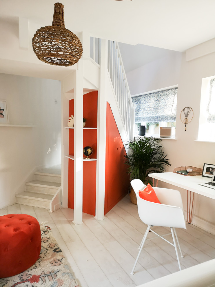 Inspiration pour un bureau design de taille moyenne avec un mur blanc, sol en stratifié, un bureau indépendant et un sol blanc.