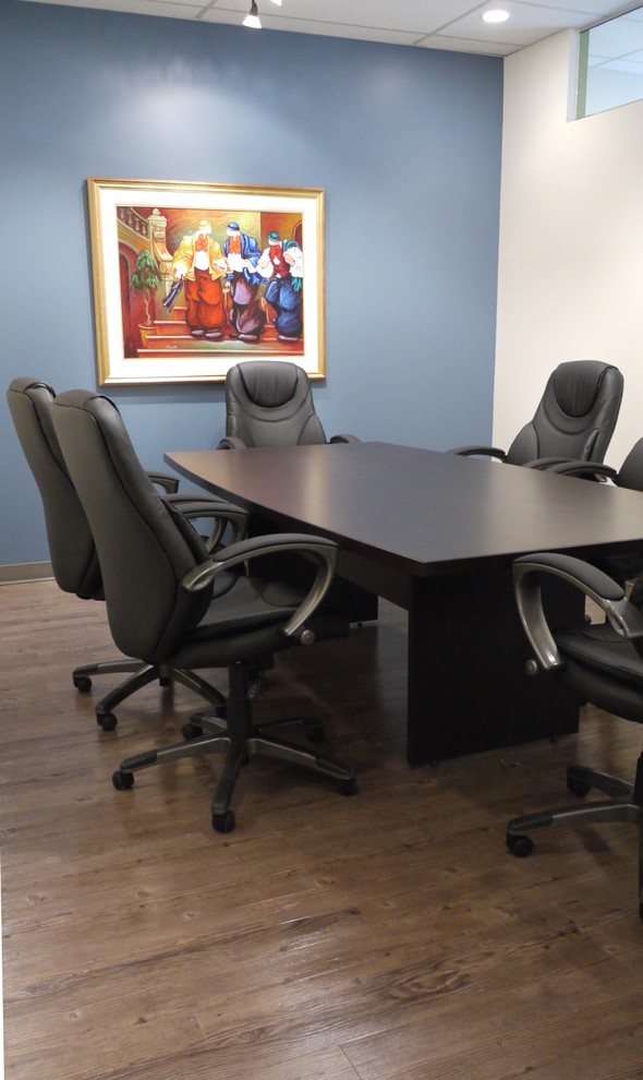 Imagen de despacho contemporáneo grande con paredes azules, suelo de linóleo, escritorio independiente y suelo marrón