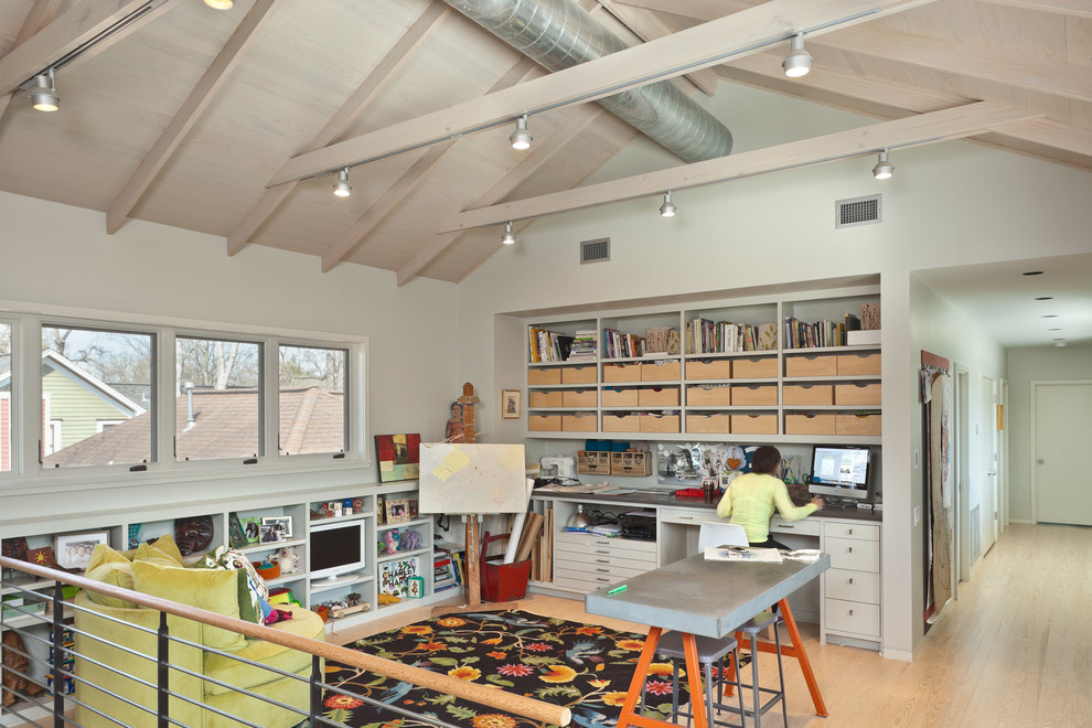 Modernes Arbeitszimmer ohne Kamin mit hellem Holzboden und Einbau-Schreibtisch in Houston