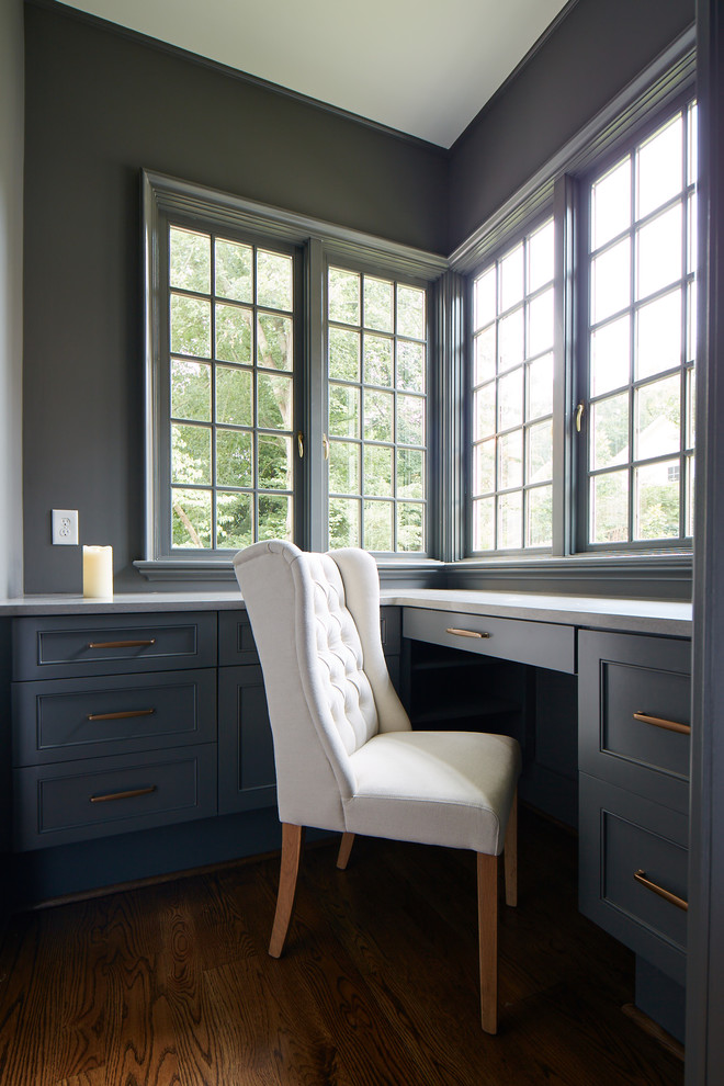 Diseño de sala de manualidades minimalista pequeña sin chimenea con paredes azules, suelo de madera oscura y escritorio empotrado