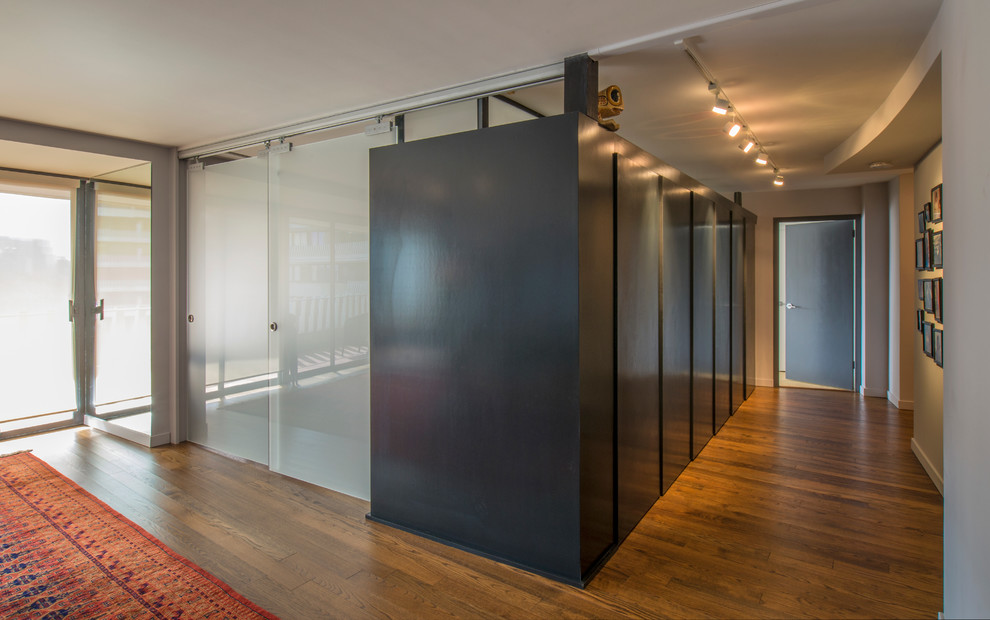 Foto di un piccolo ufficio design con pareti grigie e pavimento in legno massello medio