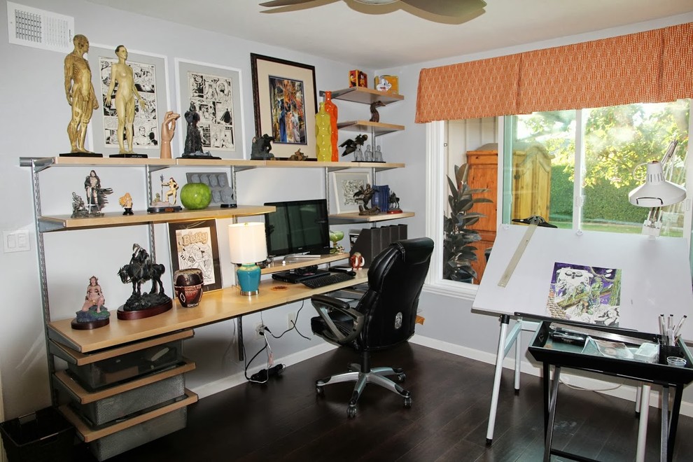 Idéer för ett mellanstort modernt hemmastudio, med grå väggar, mörkt trägolv och ett inbyggt skrivbord