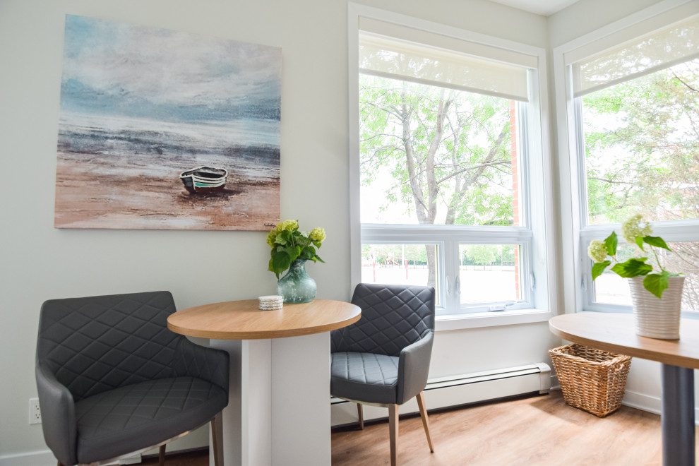 Ejemplo de despacho retro grande con paredes blancas, suelo vinílico, escritorio empotrado y suelo beige