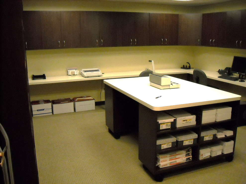 Réalisation d'un grand bureau design avec un mur beige, moquette, un bureau intégré et un sol marron.