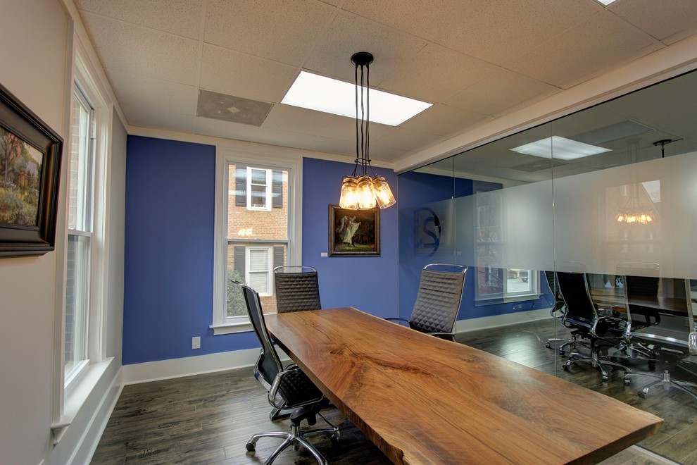 Ejemplo de despacho industrial grande con paredes grises, suelo de madera en tonos medios y escritorio independiente