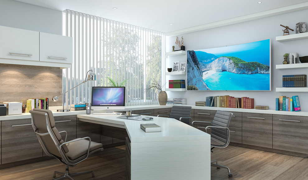 Großes Modernes Arbeitszimmer mit weißer Wandfarbe, braunem Holzboden, Einbau-Schreibtisch und braunem Boden in Los Angeles
