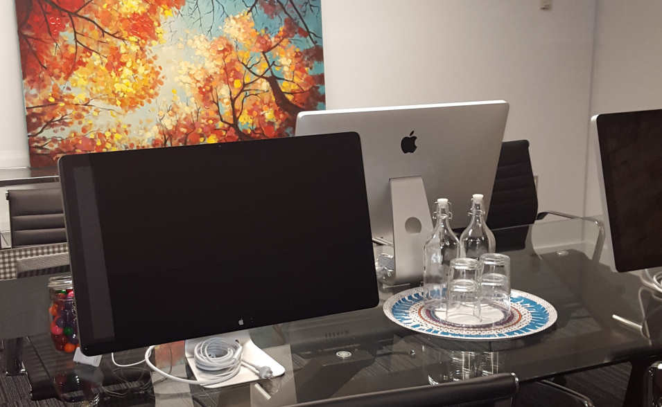 Ejemplo de despacho bohemio de tamaño medio sin chimenea con paredes grises, moqueta y escritorio independiente