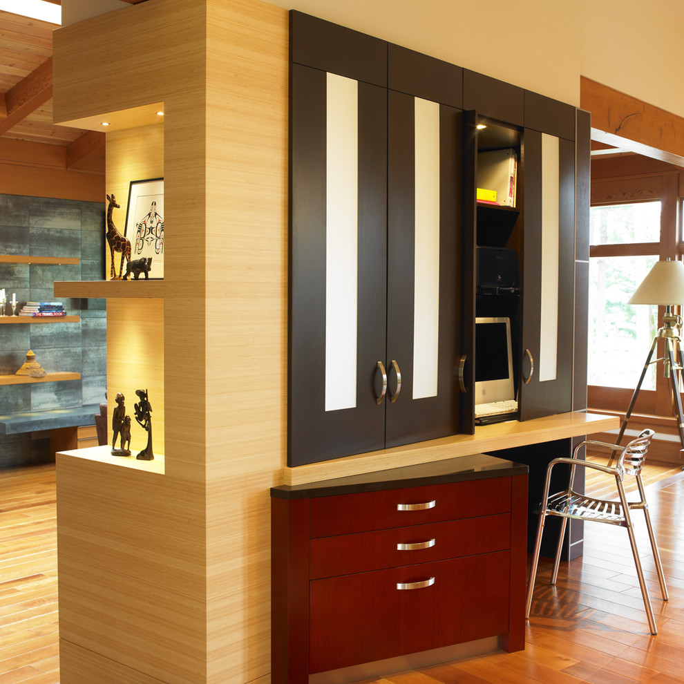 Imagen de despacho actual con suelo de madera en tonos medios y escritorio empotrado