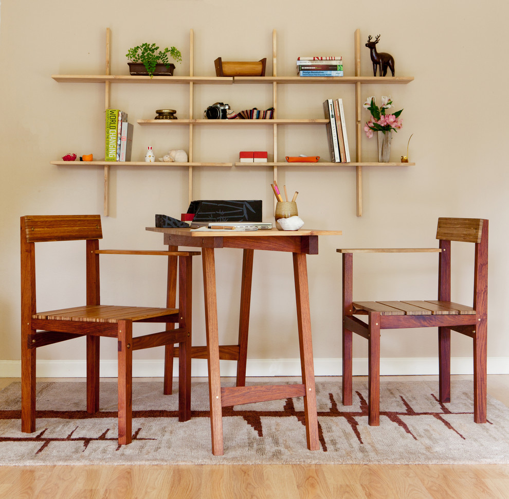 Idéer för ett litet modernt hemmastudio, med beige väggar, ljust trägolv och ett fristående skrivbord