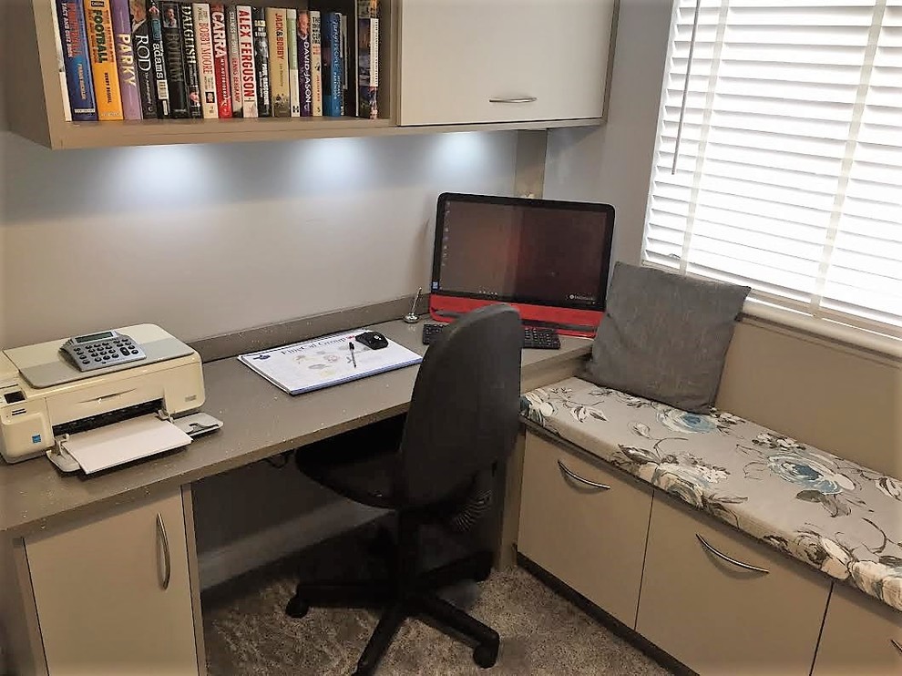 Idées déco pour un petit bureau contemporain avec un mur beige, moquette et un bureau intégré.