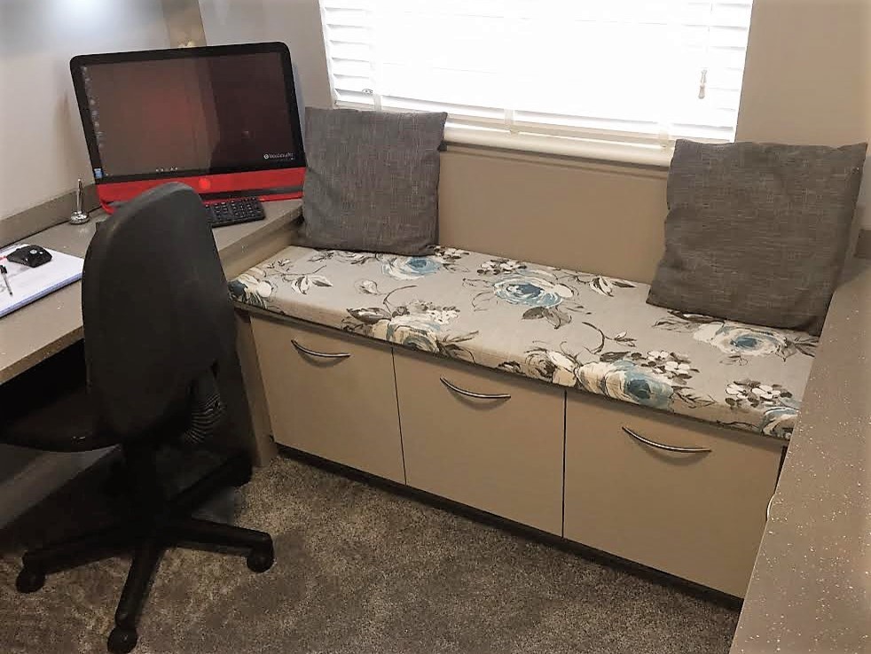 Foto di un piccolo ufficio design con pareti beige, moquette e scrivania incassata