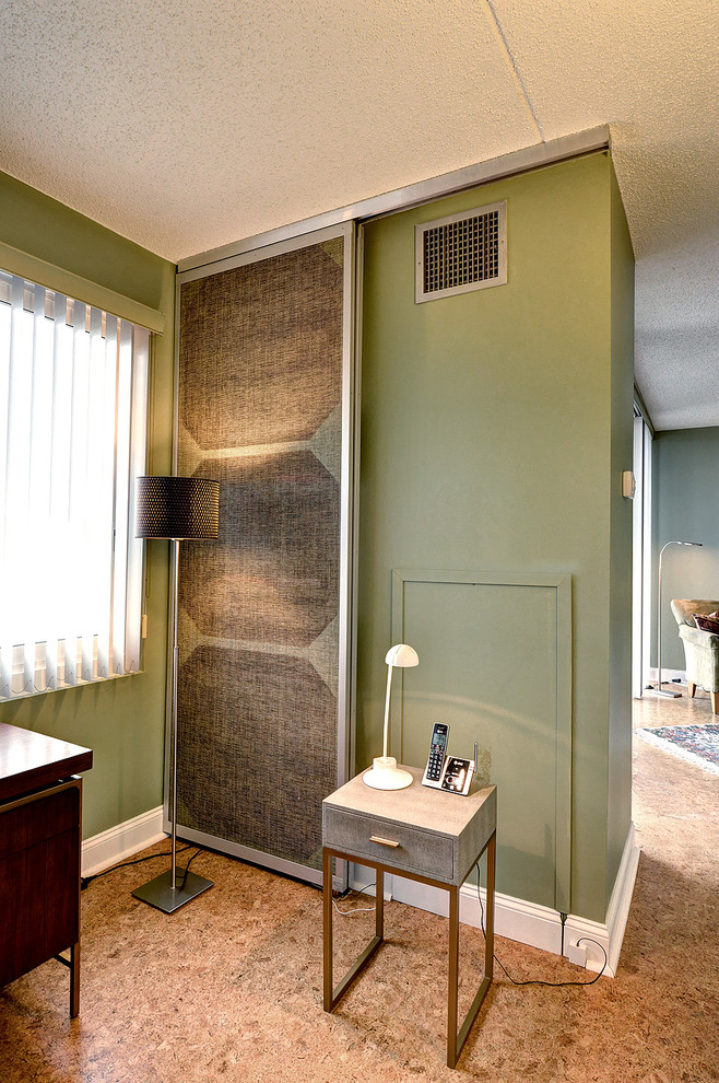 Foto di un ufficio minimal di medie dimensioni con pareti verdi, pavimento in sughero e scrivania autoportante