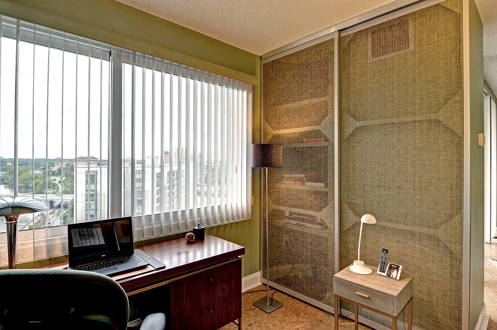 Immagine di un ufficio design di medie dimensioni con pareti verdi, pavimento in sughero e scrivania autoportante
