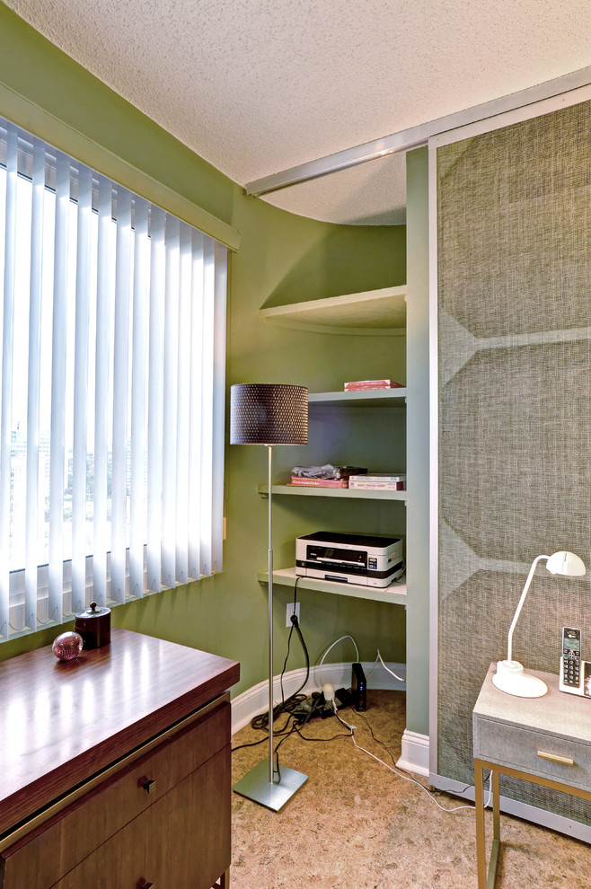 Пример оригинального дизайна: рабочее место среднего размера в современном стиле с зелеными стенами, пробковым полом и отдельно стоящим рабочим столом