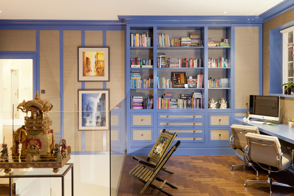 Cette image montre un petit bureau asiatique avec une bibliothèque ou un coin lecture, un mur beige, parquet foncé, un bureau indépendant et un sol marron.