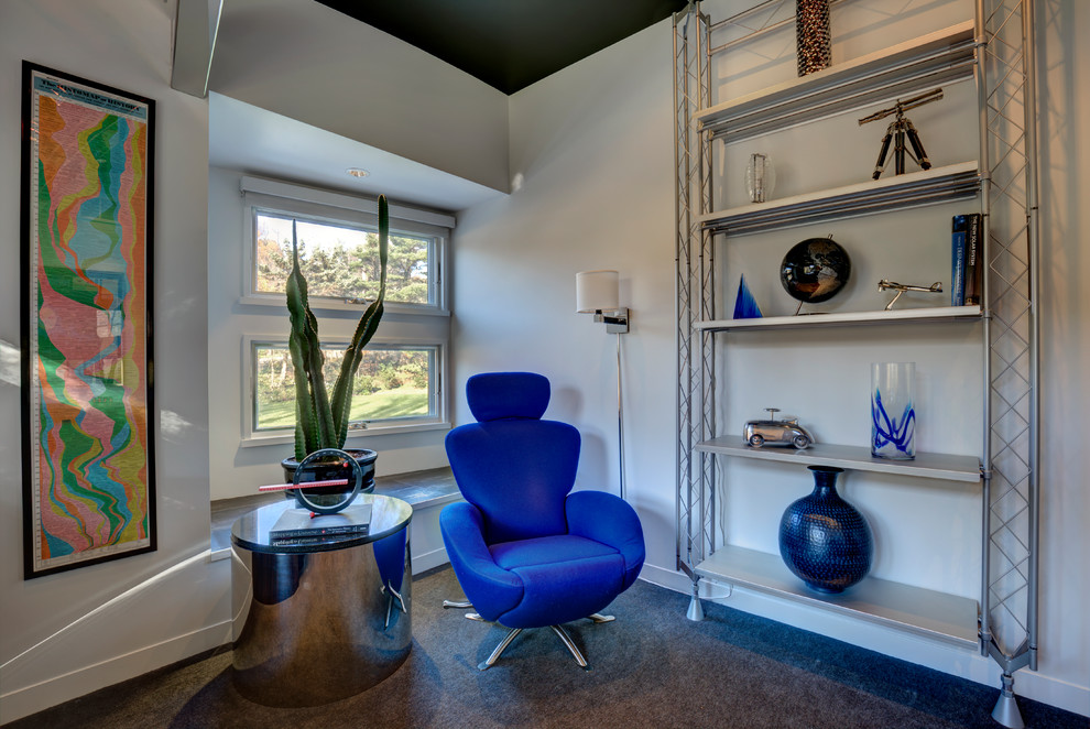 Cette image montre un petit bureau minimaliste avec un mur blanc, moquette, aucune cheminée et un sol gris.