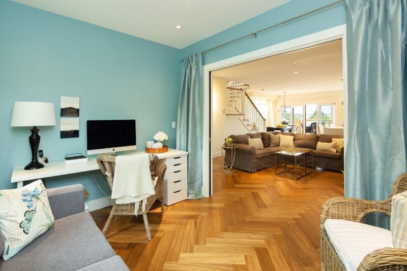 Diseño de despacho clásico de tamaño medio sin chimenea con paredes azules, suelo vinílico, escritorio independiente y suelo marrón