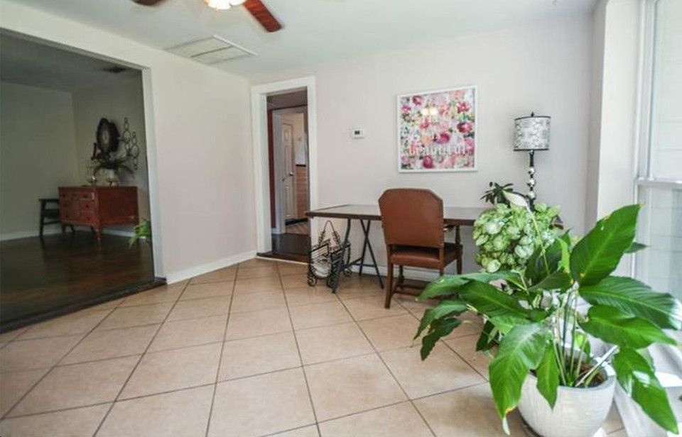 Mittelgroßes Klassisches Arbeitszimmer mit Arbeitsplatz, grauer Wandfarbe, Keramikboden, freistehendem Schreibtisch und beigem Boden in Tampa