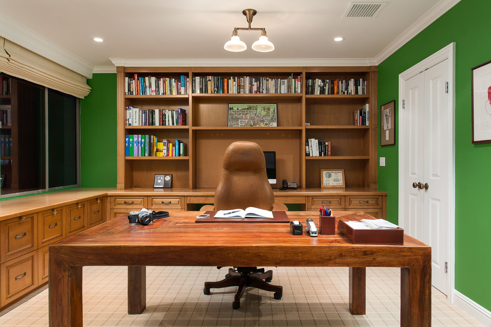 Cette image montre un bureau design avec un mur vert, moquette et un bureau indépendant.
