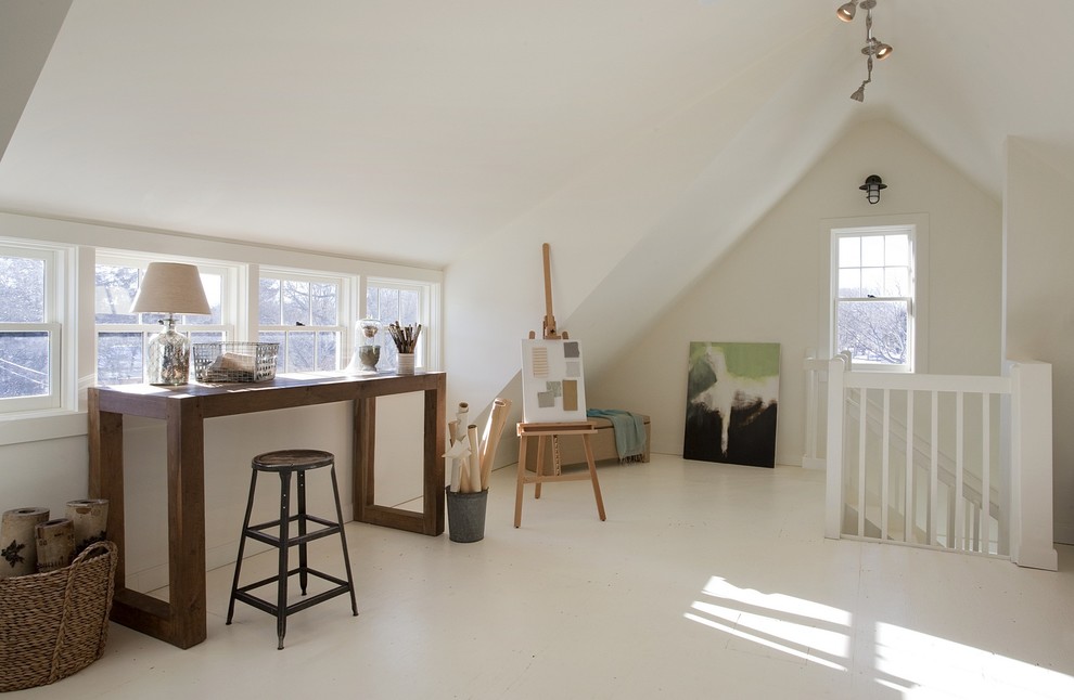 Cette photo montre un bureau bord de mer de type studio avec un mur blanc, un bureau indépendant et un sol blanc.