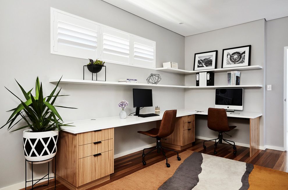シドニーにあるコンテンポラリースタイルのおしゃれなホームオフィス・書斎 (グレーの壁、無垢フローリング、造り付け机、茶色い床) の写真