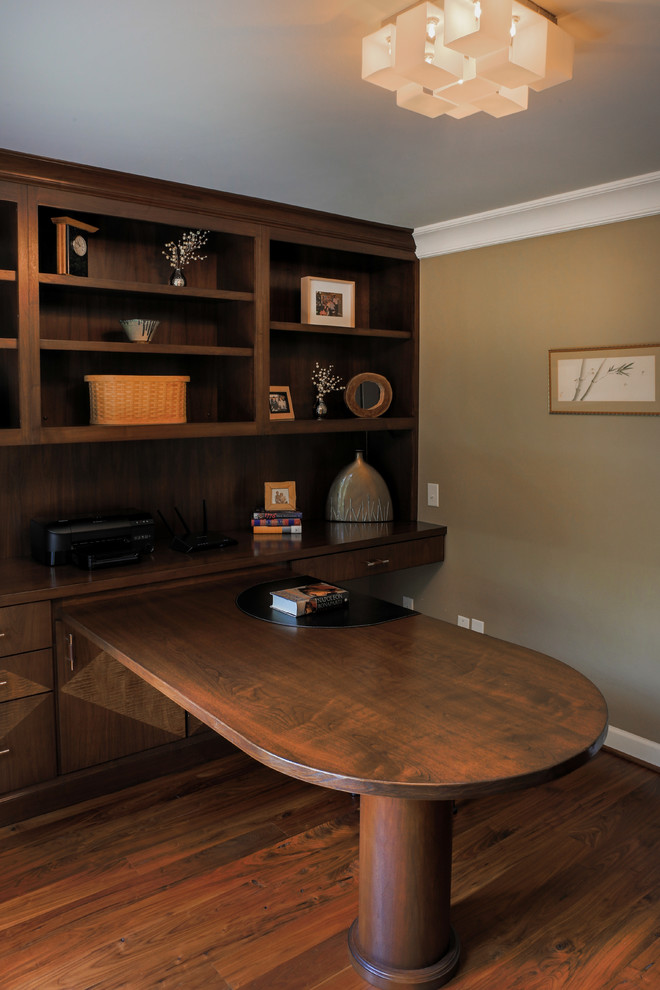 Modelo de despacho contemporáneo de tamaño medio sin chimenea con paredes beige, suelo de madera oscura y escritorio empotrado