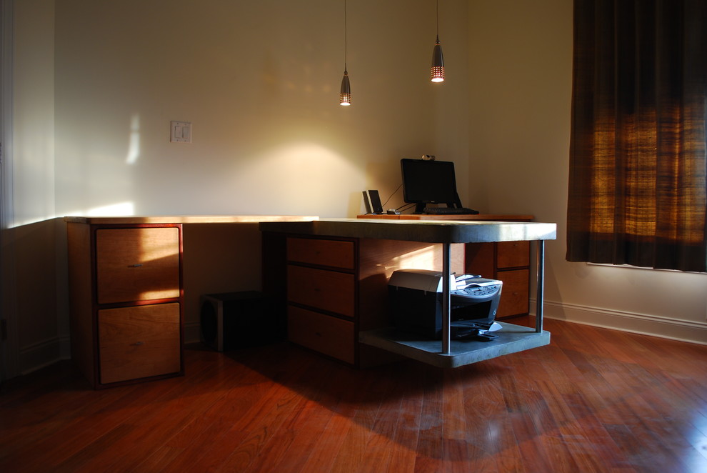 Idee per un ufficio moderno di medie dimensioni con parquet scuro e scrivania autoportante