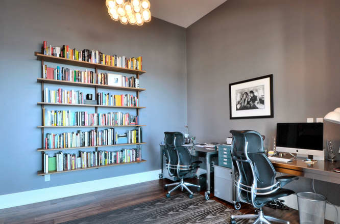 Idée de décoration pour un bureau design de taille moyenne avec un mur gris, parquet foncé, aucune cheminée, un bureau indépendant et un sol marron.
