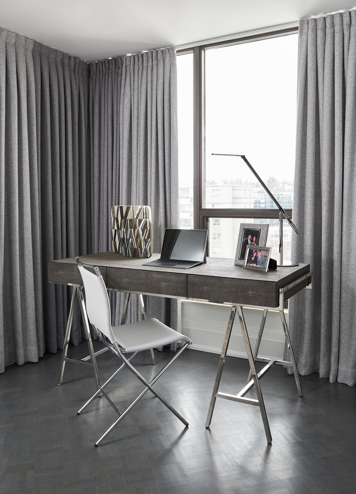 Cette photo montre un bureau tendance de taille moyenne et de type studio avec un mur blanc, un sol en vinyl, aucune cheminée et un sol noir.