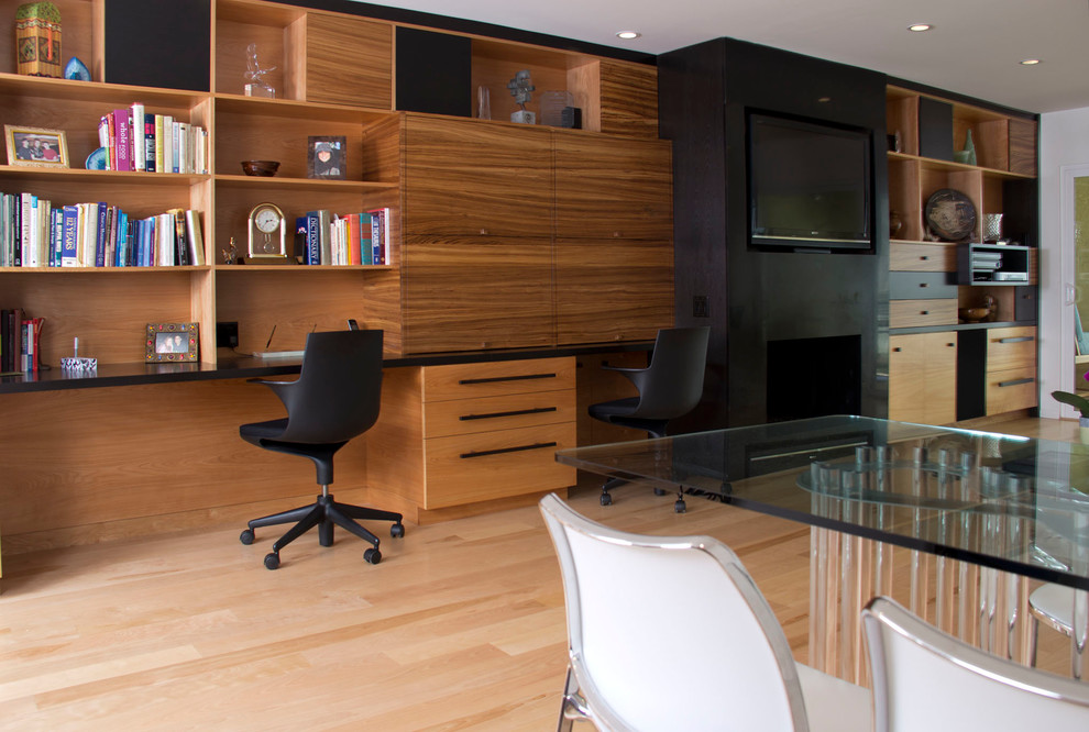 Idées déco pour un bureau contemporain de taille moyenne avec un mur blanc, parquet clair, une cheminée standard, un manteau de cheminée en carrelage et un bureau intégré.