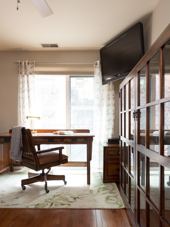 シカゴにある中くらいなコンテンポラリースタイルのおしゃれなホームオフィス・書斎 (ライブラリー、ベージュの壁、無垢フローリング、暖炉なし、自立型机) の写真