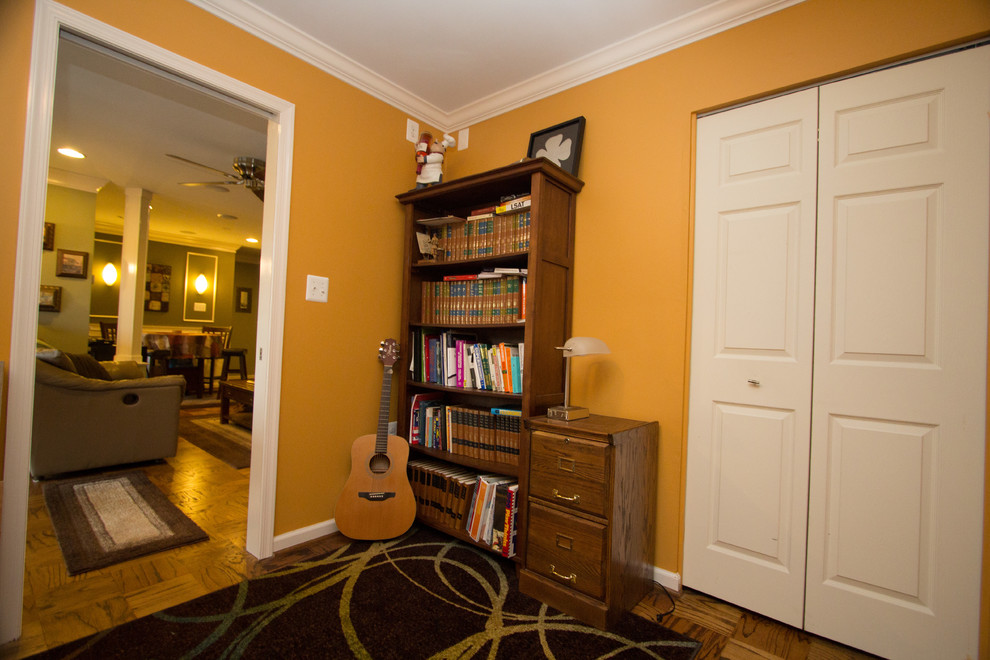 Idéer för små vintage arbetsrum, med mellanmörkt trägolv, ett fristående skrivbord och orange väggar