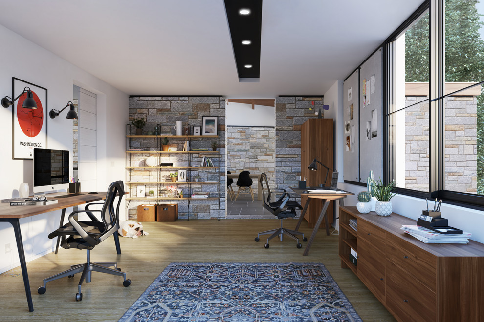 Cette image montre un bureau rustique avec un mur blanc, un sol en bois brun, aucune cheminée, un bureau indépendant et un sol marron.