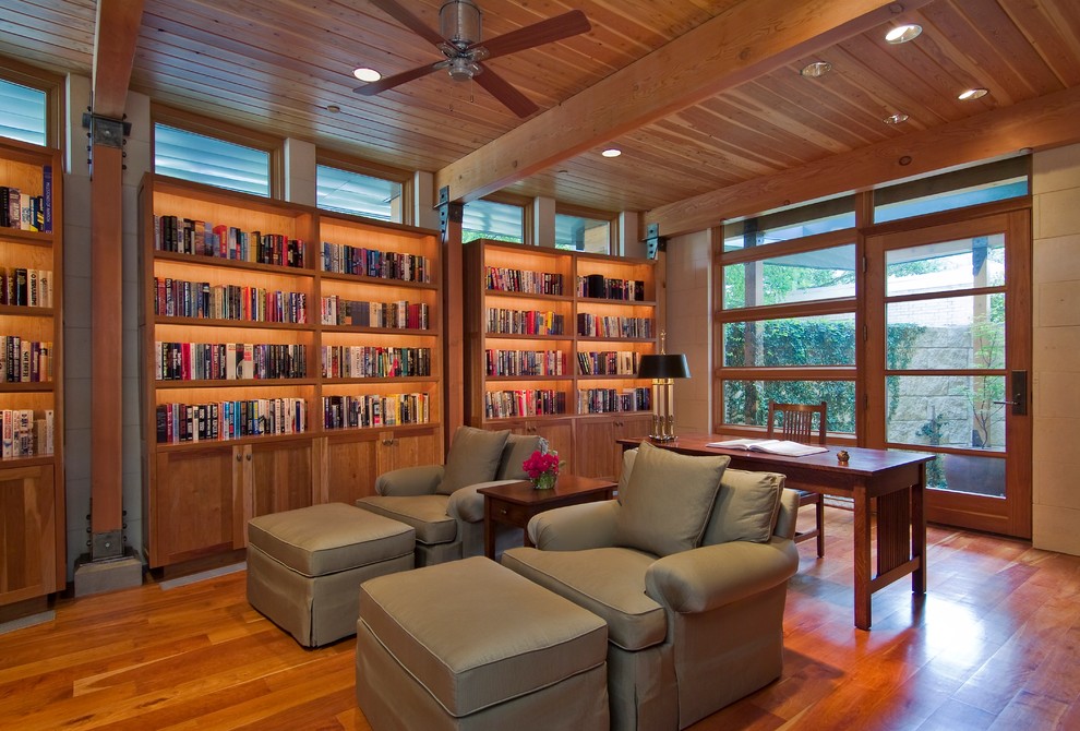 Mittelgroßes Rustikales Lesezimmer ohne Kamin mit hellem Holzboden, freistehendem Schreibtisch und beiger Wandfarbe in Dallas