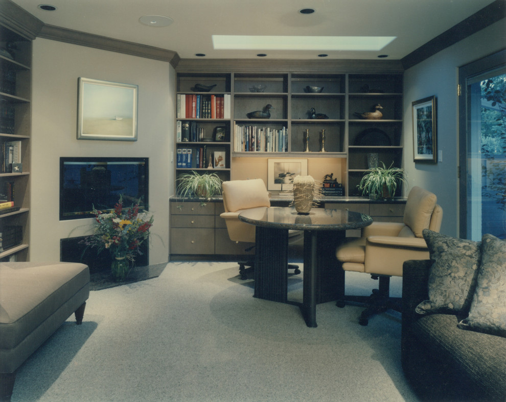 Mittelgroßes Modernes Arbeitszimmer mit Arbeitsplatz, beiger Wandfarbe, Teppichboden, Kamin, verputzter Kaminumrandung, Einbau-Schreibtisch und grauem Boden in Denver