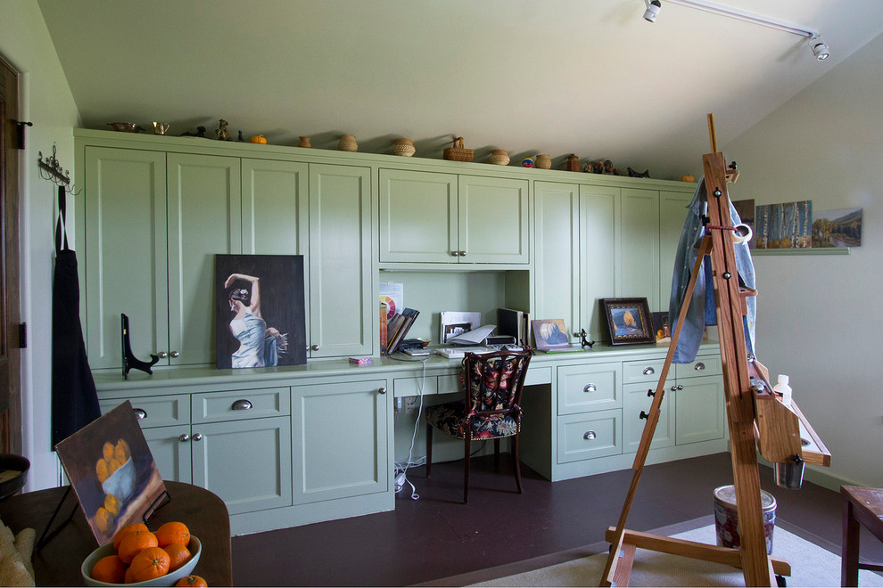 Foto di un grande atelier stile americano con pareti beige, parquet scuro e scrivania incassata