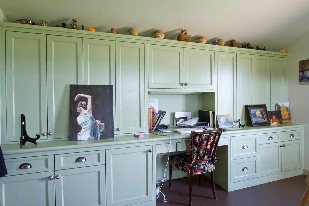 Inredning av ett amerikanskt stort hemmastudio, med beige väggar, mörkt trägolv och ett inbyggt skrivbord