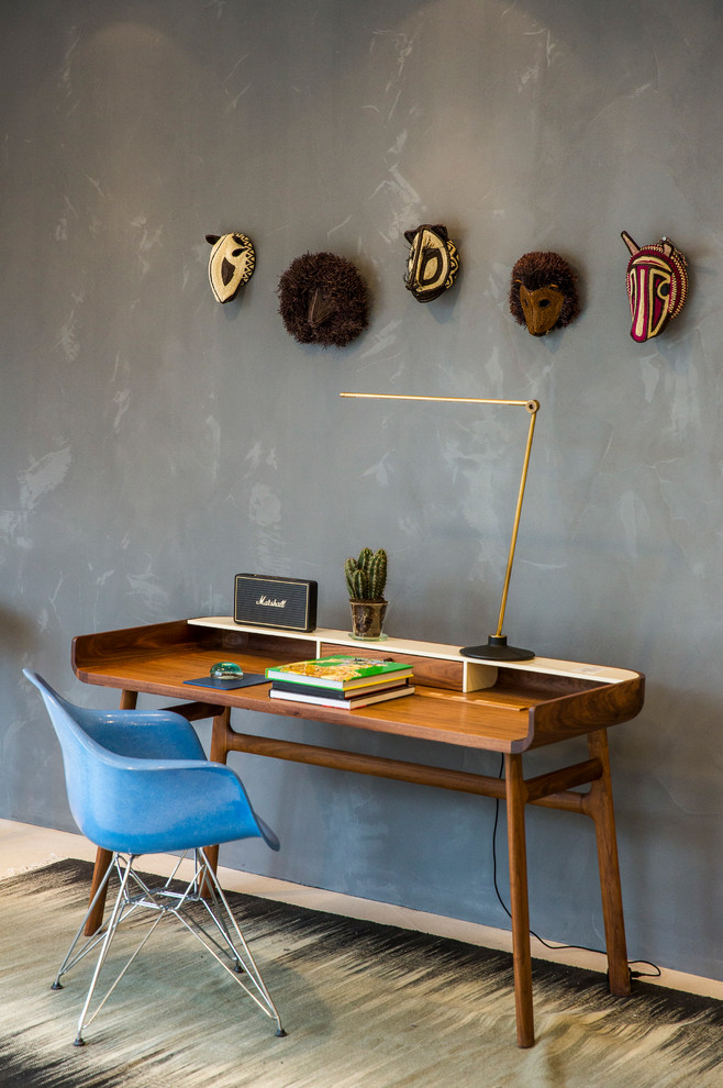 На фото: кабинет в современном стиле с серыми стенами