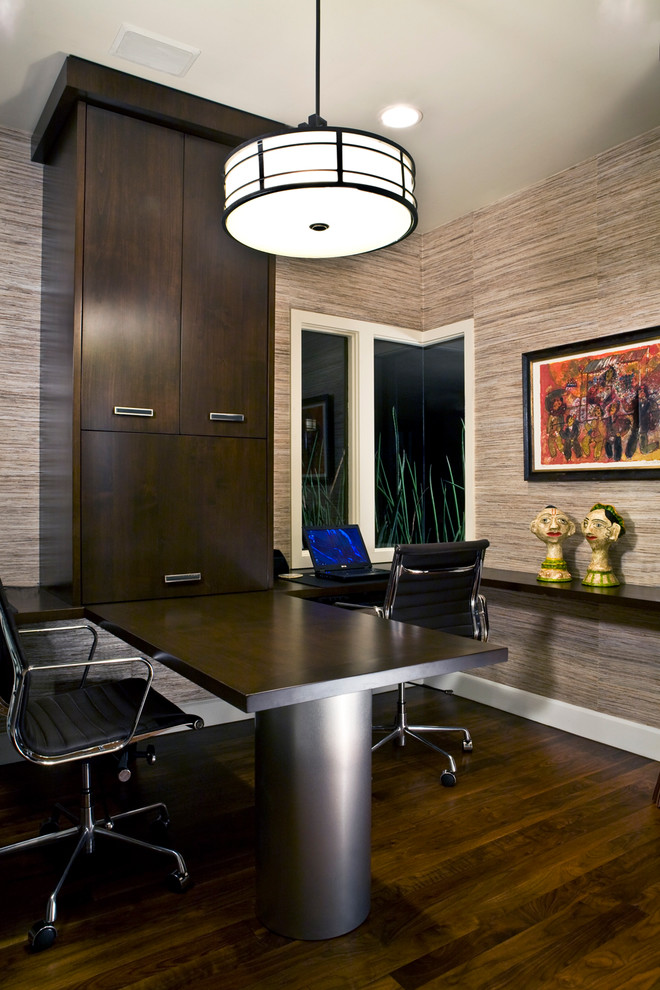 Modernes Arbeitszimmer ohne Kamin mit beiger Wandfarbe, dunklem Holzboden und Einbau-Schreibtisch in Phoenix
