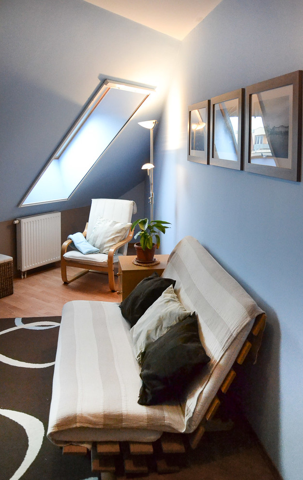 Immagine di uno studio design di medie dimensioni con pareti blu e scrivania autoportante