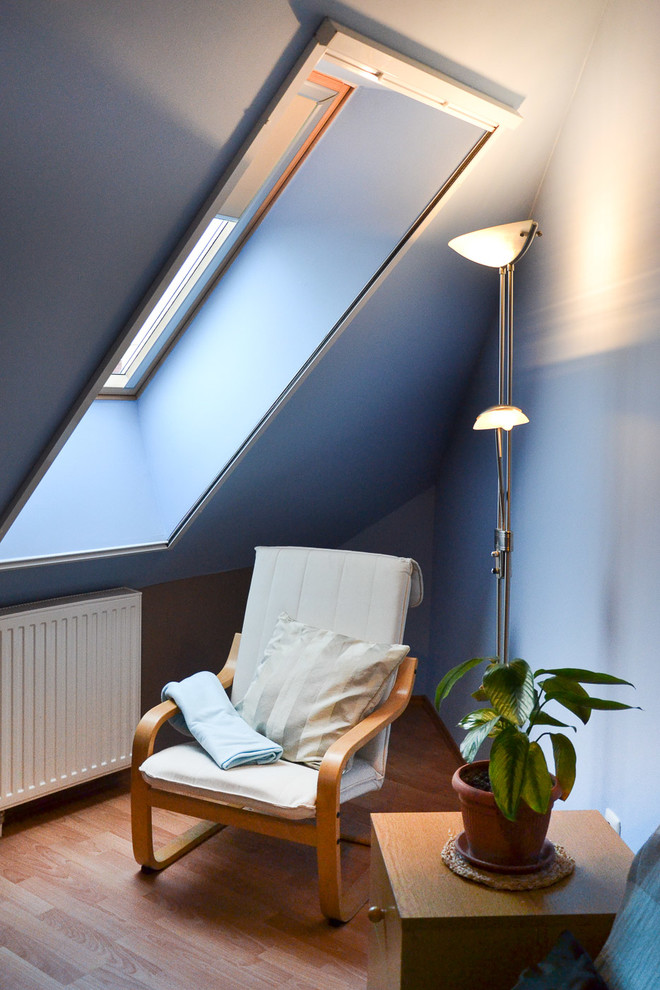 Foto de despacho contemporáneo de tamaño medio con paredes azules y escritorio independiente