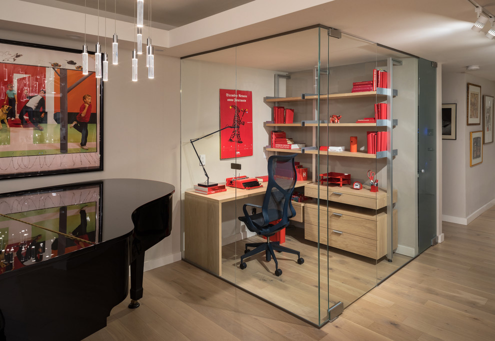 Modelo de despacho actual con paredes grises, suelo de madera en tonos medios, escritorio empotrado y suelo marrón